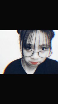 Bạn nữ dấu tên
